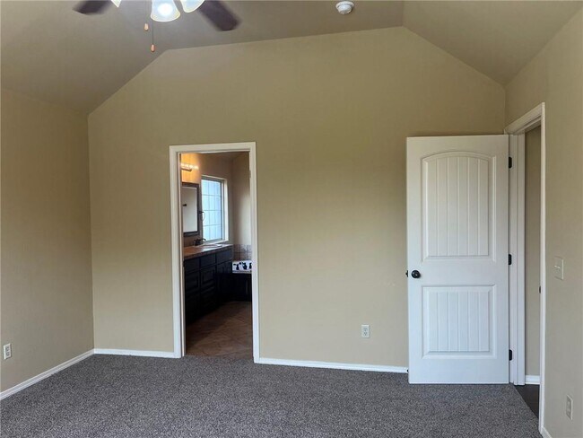 Building Photo - 590 Sorrento Dr