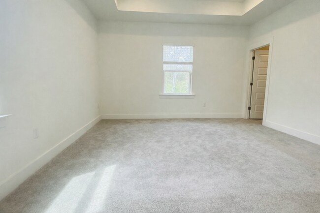 Building Photo - Over 2,000 Sq Ft! 4BR Home w/ En Suite Guest Room