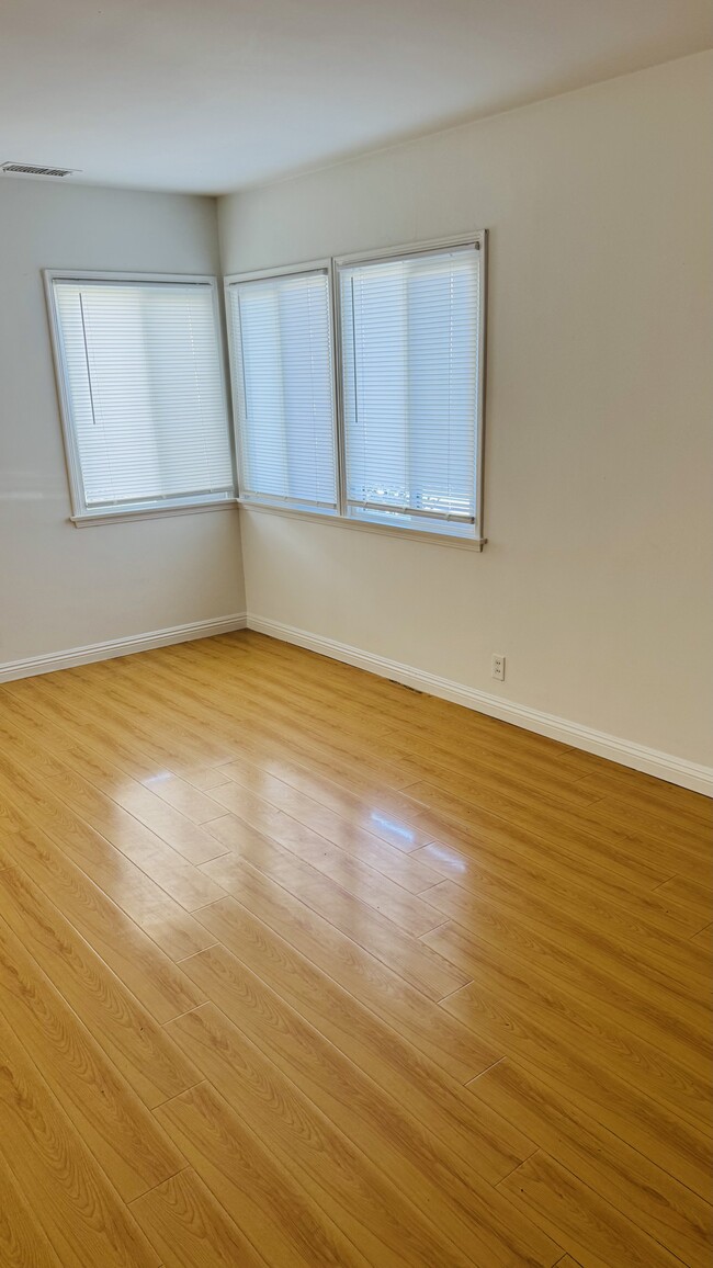 Building Photo - 515 N Nicholson Ave