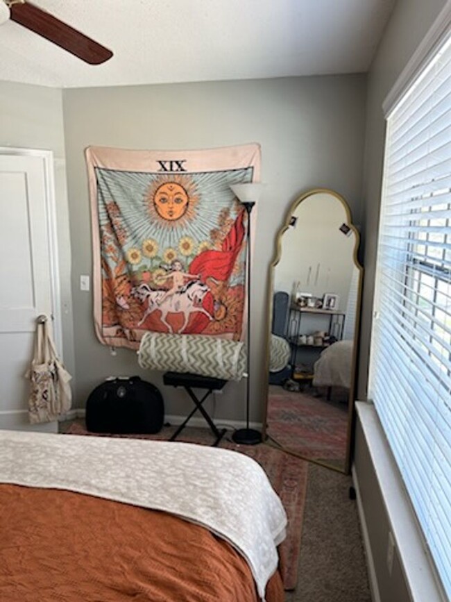 Building Photo - 2 bedroom 2 bath upstairs condo $1,100 per...