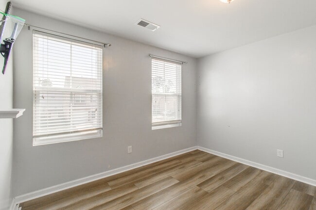 Building Photo - 1108 Lake Village Dr