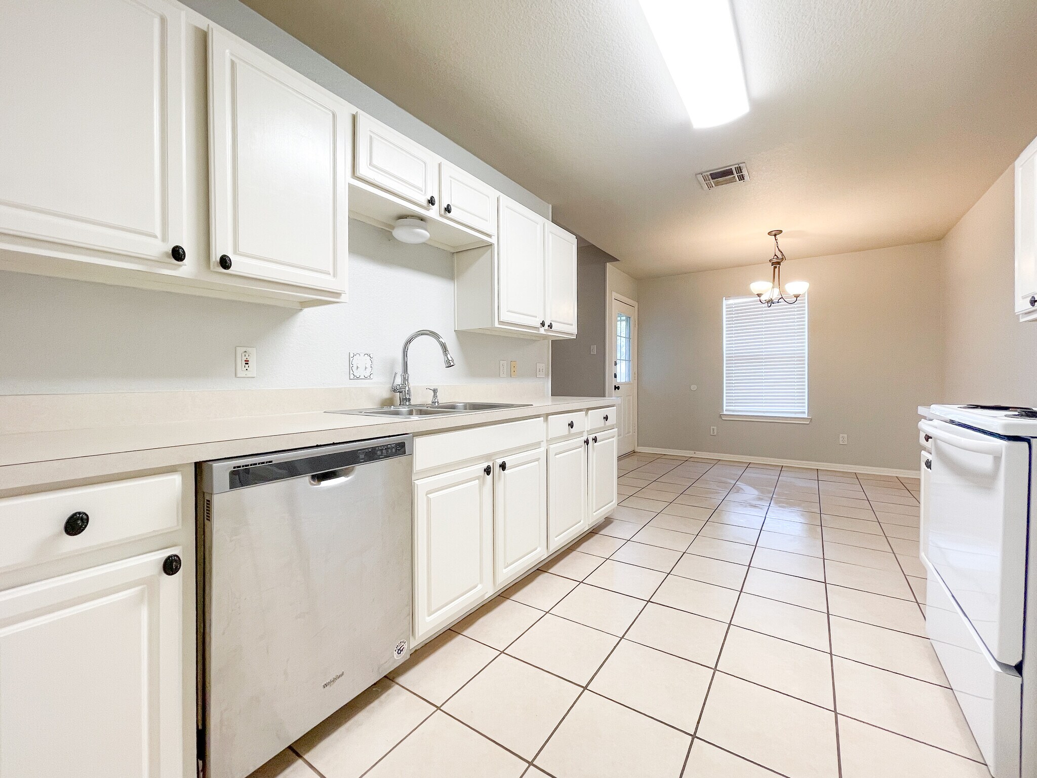 Building Photo - 10145 Valencia Dr