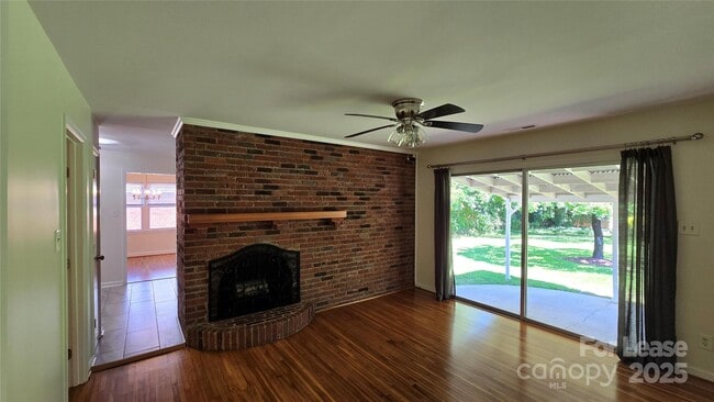 Building Photo - 9124 Sandburg Ave