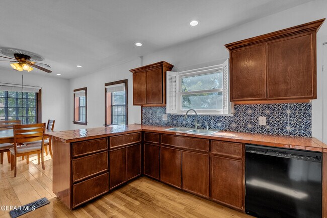 Building Photo - 923 McKelligon Dr