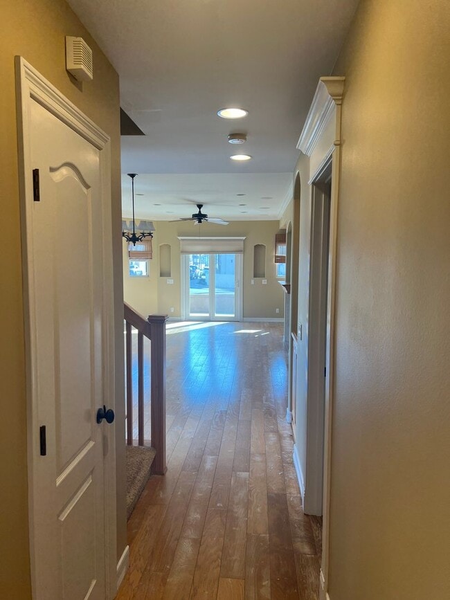 Building Photo - Custom home 1 block to ocean