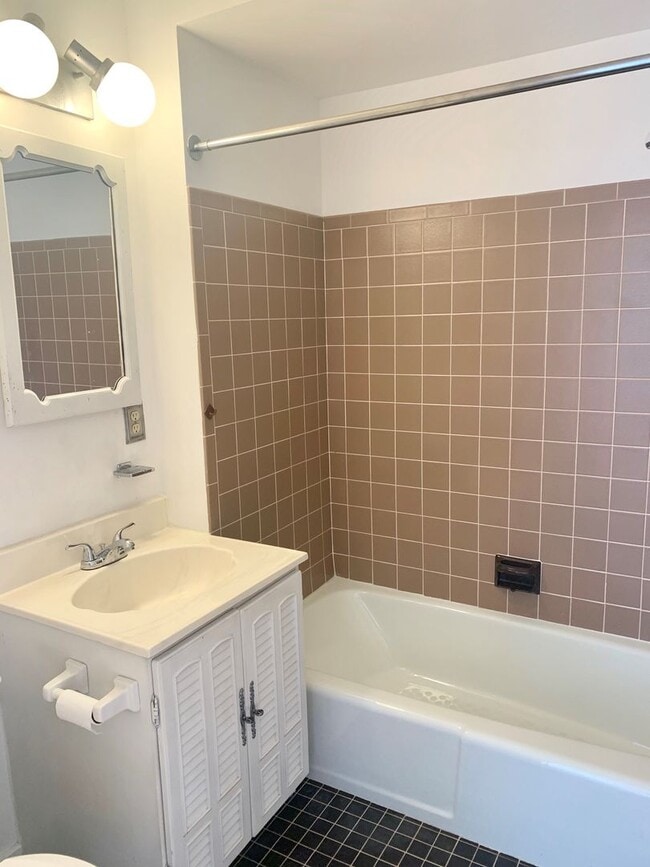 Building Photo - Amazing 2-Bedroom Townhouse Located in Bella Vista! Available mid-July!