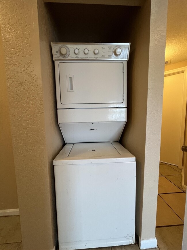 Building Photo - 1133 Golden Lakes Blvd