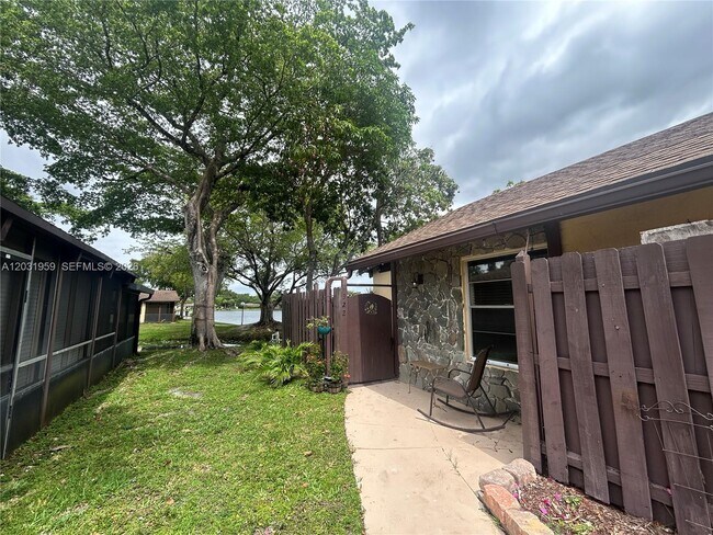 Building Photo - 322 Briarwood Cir