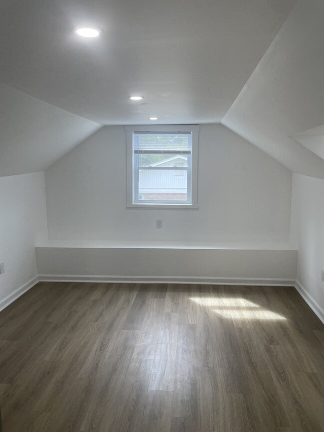Building Photo - 6906 Kingston Dr