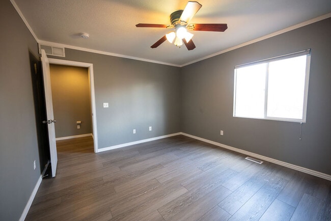 Building Photo - 350 Plowman Ct