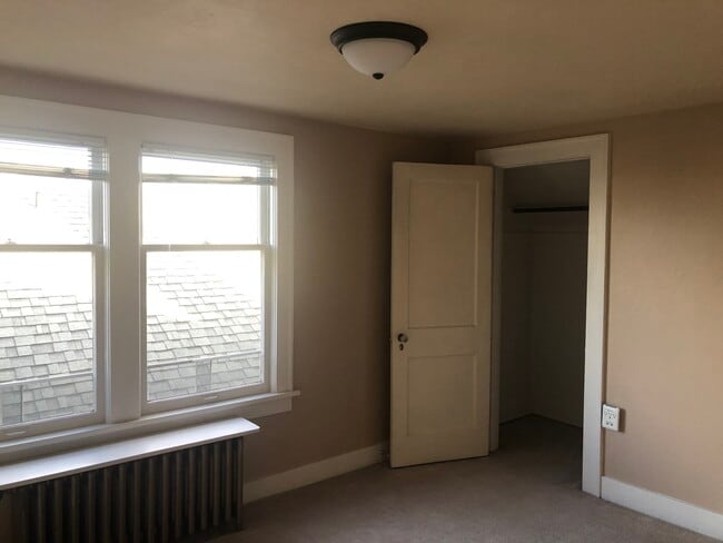 Building Photo - 3007 16th Ave S