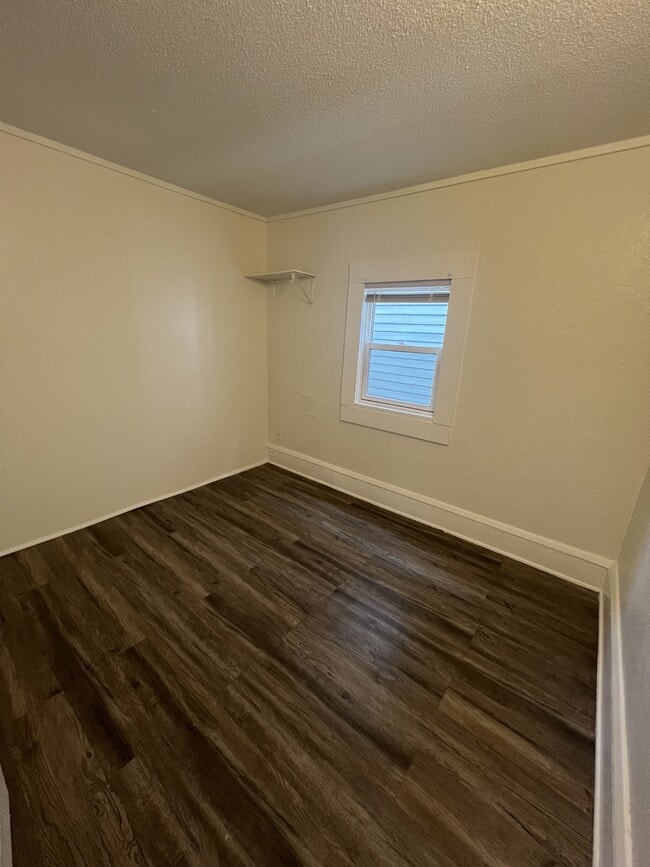 Building Photo - 571 Charles Ave