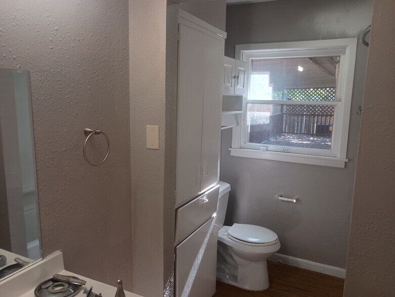 Building Photo - Room in Single Family Home on Nash Blvd