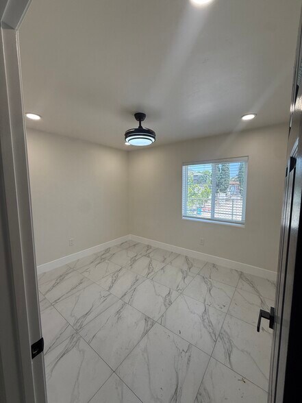 Building Photo - 646 S Sunshine Ave