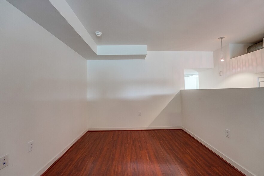 Building Photo - 889 Date St