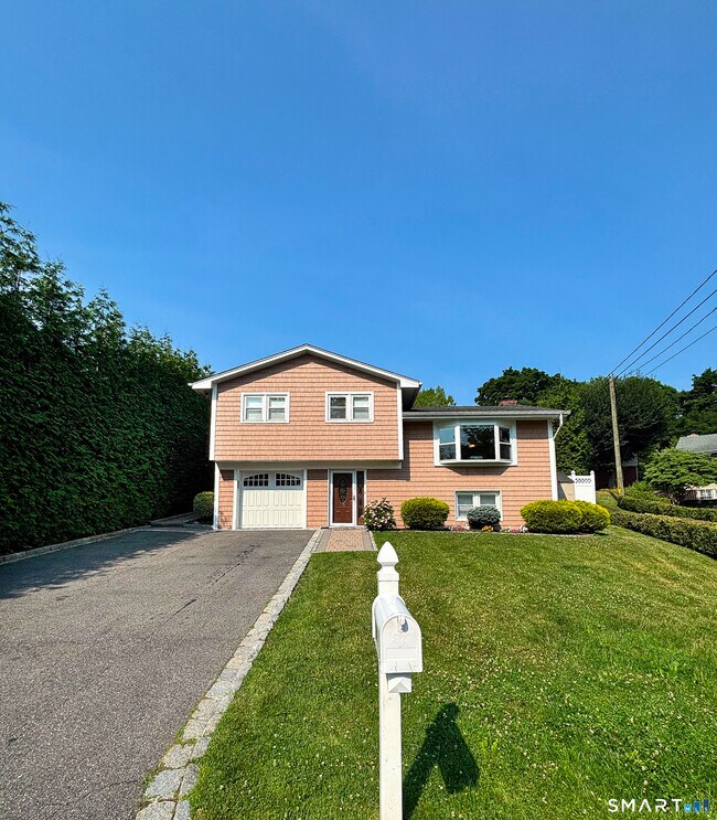 Building Photo - 120 Pilgrim Dr