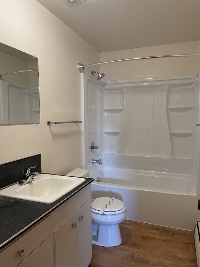 Building Photo - 2 Bedroom / 1 Bathroom Ground-Floor Apartment on SE Gladstone