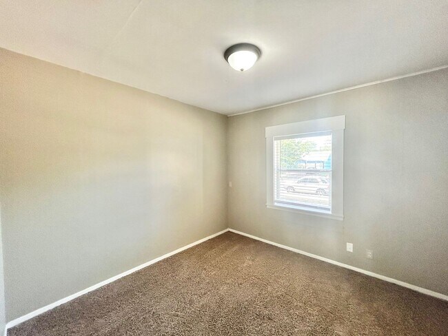 Building Photo - Charming 3-Bed, 2-Bath Home in Northeast S...