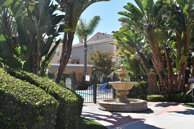 Building Photo - 2 Bed/ 2.5 Bath- Dual Master Townhome in U...
