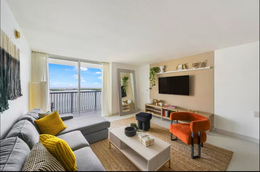 Building Photo - 1200 Brickell Bay Dr