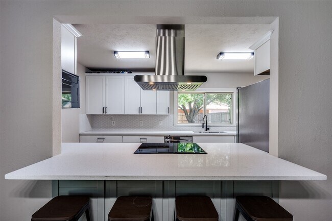 Building Photo - 5096 Thompson Dr