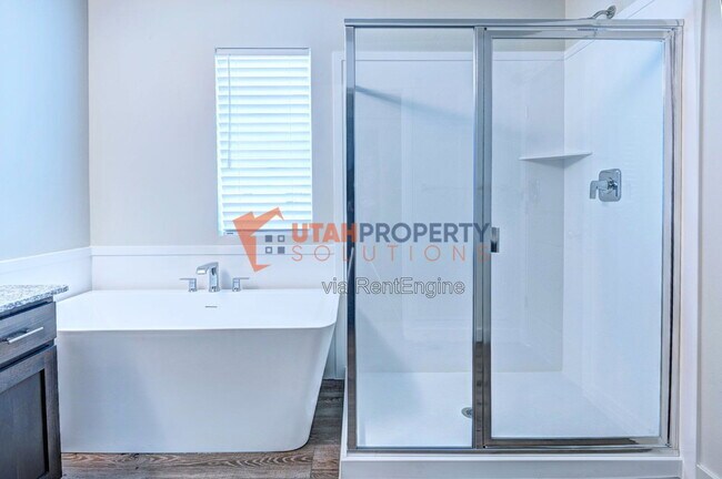 Building Photo - 1043 W 400 S