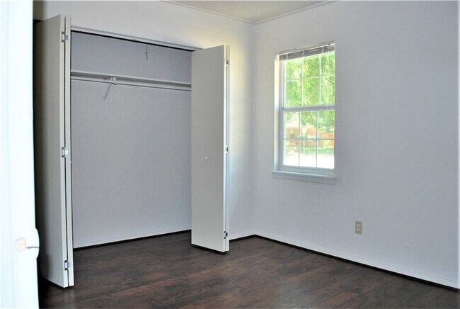 Building Photo - 806 S 1st St