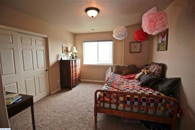 Building Photo - Spacious 3-Bedroom + Bonus Room Home for R...