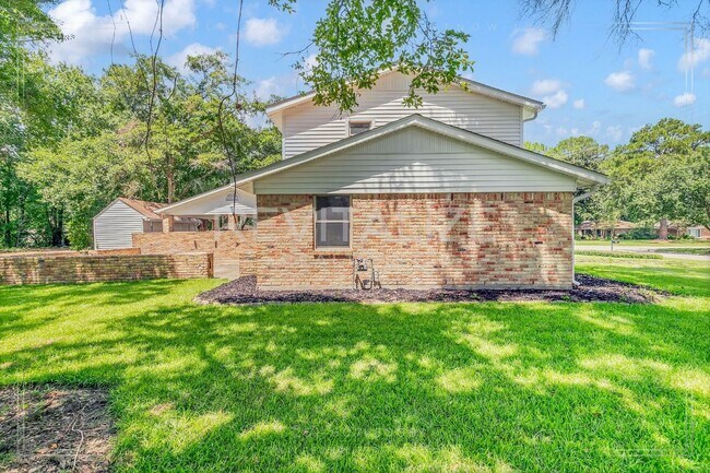 Building Photo - Newly Renovated 3 Bed / 2.5 Bath with Doub...