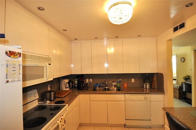 Building Photo - 1865 S Ocean Dr