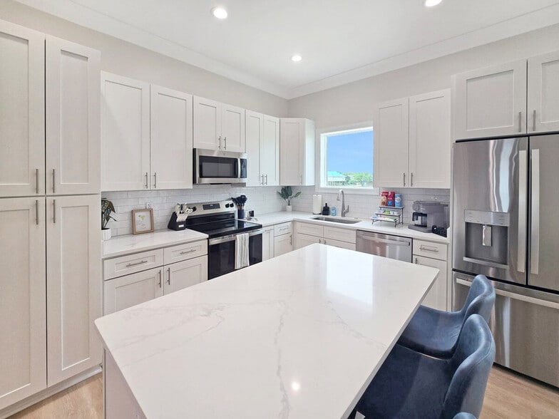 Building Photo - 996 Beach Blvd W