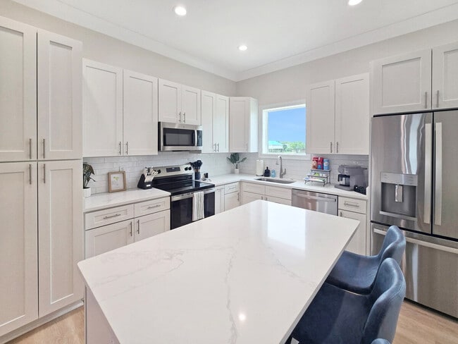 Building Photo - 996 Beach Blvd W