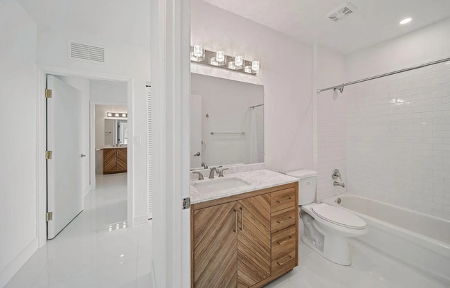 Building Photo - Breathtaking City Views from This Nordica ...