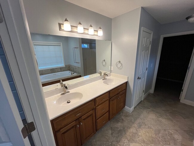 Building Photo - Spacious 4-Bedroom Home with Modern Comforts in Valdosta