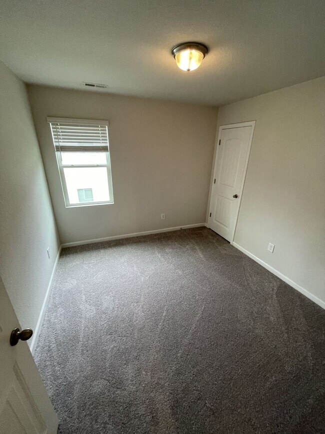 Building Photo - 3 Bedroom 2.5 Bath Town home