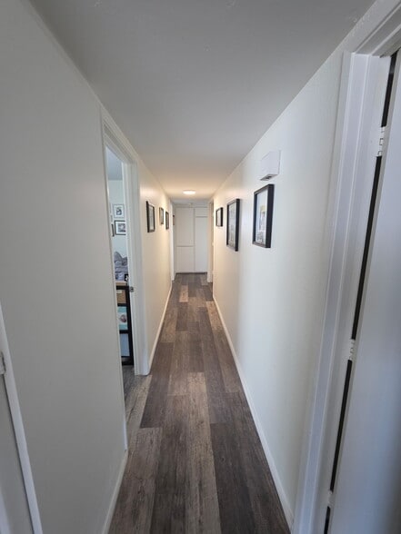 Building Photo - 598 Tam O Shanter Dr
