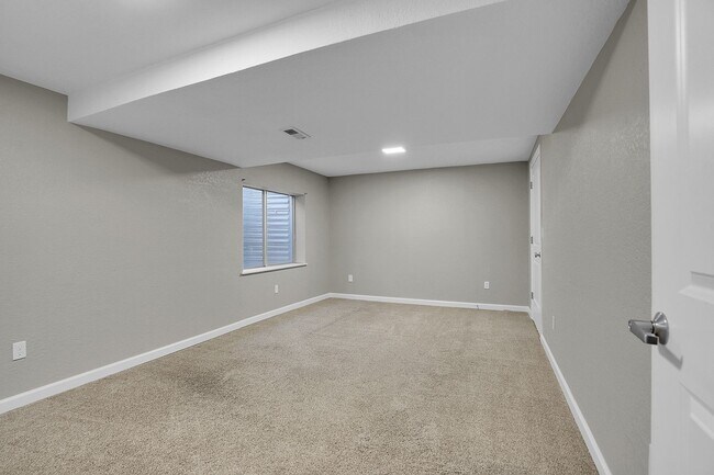 Building Photo - 5 bedroom, 3 1/2 bath home with attached 2 car garage