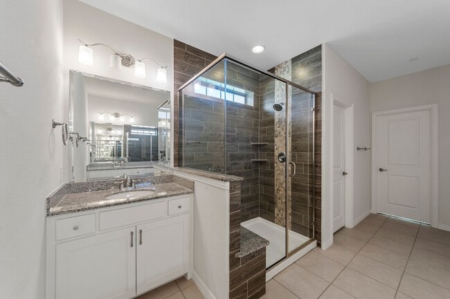 Building Photo - Luxury Townhouse