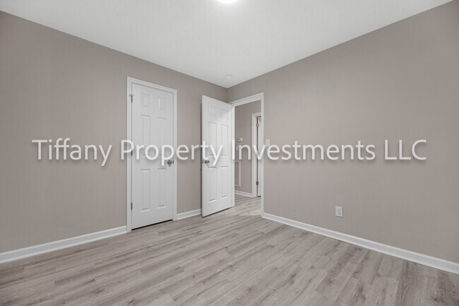 Building Photo - 2331 Woodleaf Dr