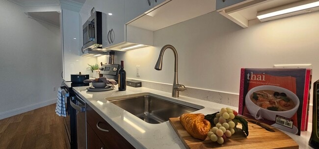 Building Photo - Chestnut Hill Luxury 1-Bed 1-Bath Apartment