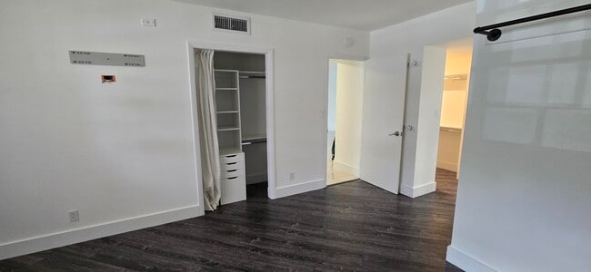 Building Photo - 3300 N Palm Aire Dr