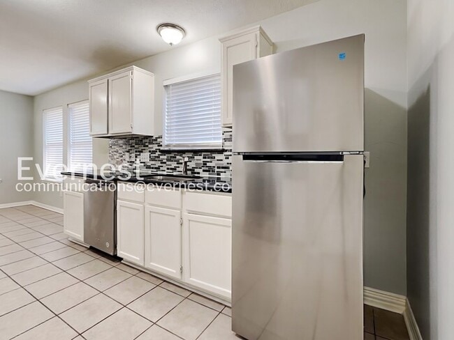 Building Photo - 4 Bed/2 Bath Home with Fenced Yard and Attached Garage / 4 Bed, 2 Bath / Pet-friendly / Available...