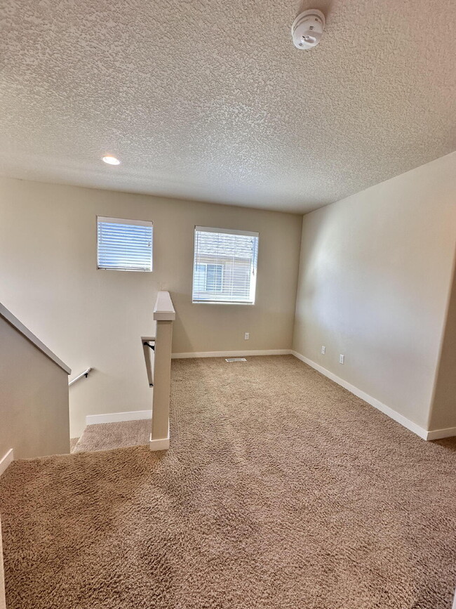 Building Photo - 3 Bed 2 1/2 Bath Wilsonville Gem ** $300 o...