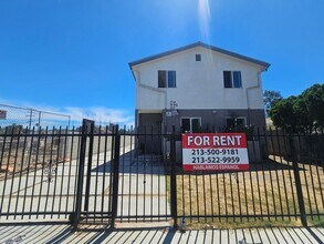 Building Photo - 718 W 85th St