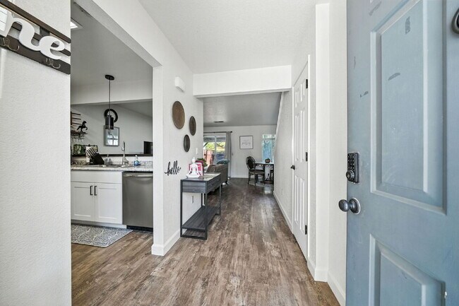 Building Photo - Adorable 2/1.5 with private back yard, ful...