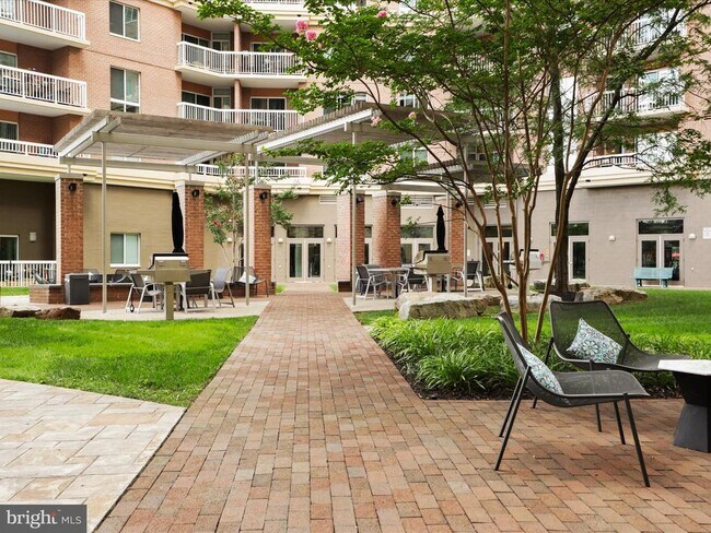 Building Photo - 3101 N Hampton Dr