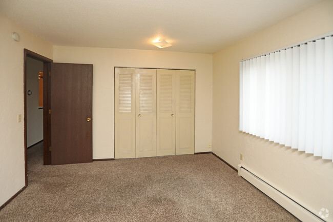 2BR, 1BA - 802 SF - Highland Park Apartments