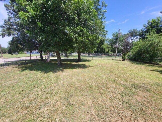 Building Photo - 2-bedroom 1 bathroom house with garage and washer/dryer provided