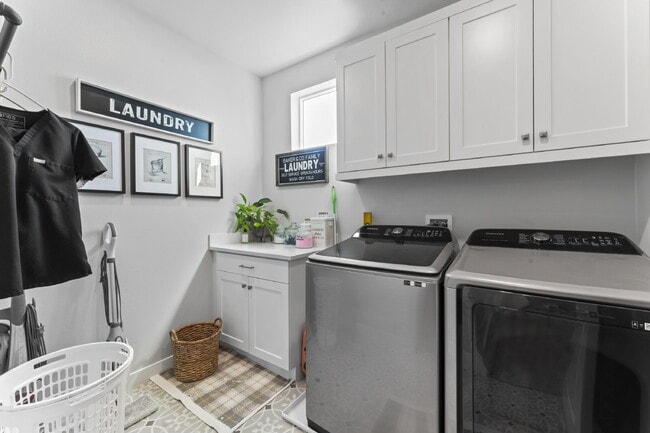 Building Photo - "Spacious 3-Bedroom Townhouse Retreat in P...