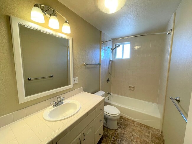 Building Photo - Pierpont Beach Duplex